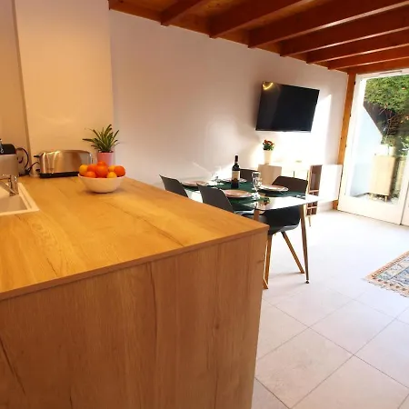 Centre - Sophisticated 2-bedroom Duplex Apartment *