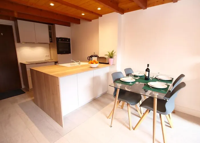 Centre - Sophisticated 2-bedroom Duplex *