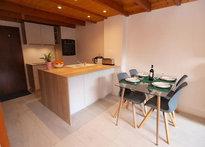 Centre - Sophisticated 2-bedroom Duplex Apartman